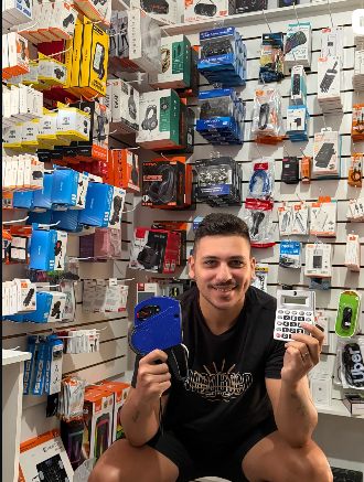 Interior da SmartPlanet em Campinas, São José, com acessórios para celular expostos na parede e atendimento no balcão